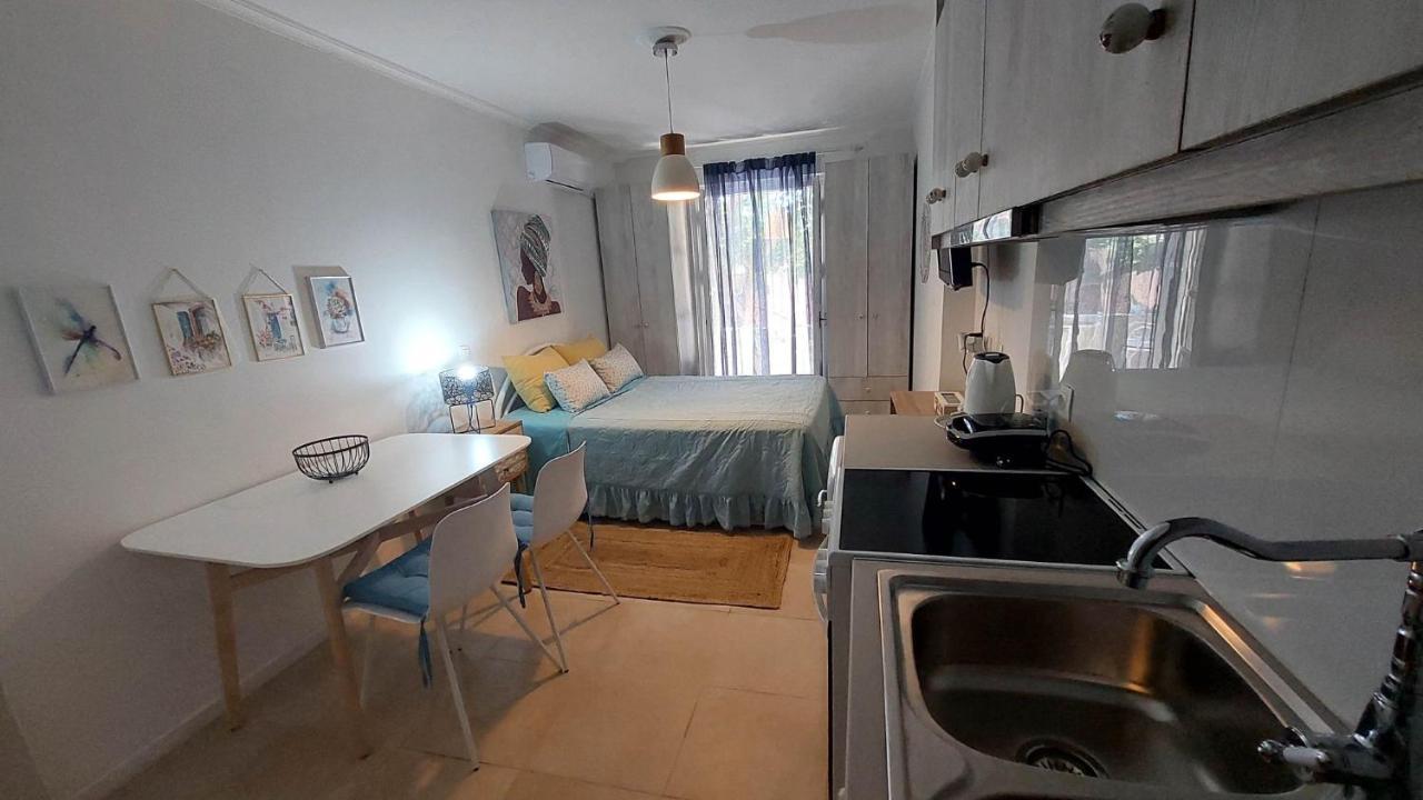 Nias Studio Apartment Perama  Exterior photo