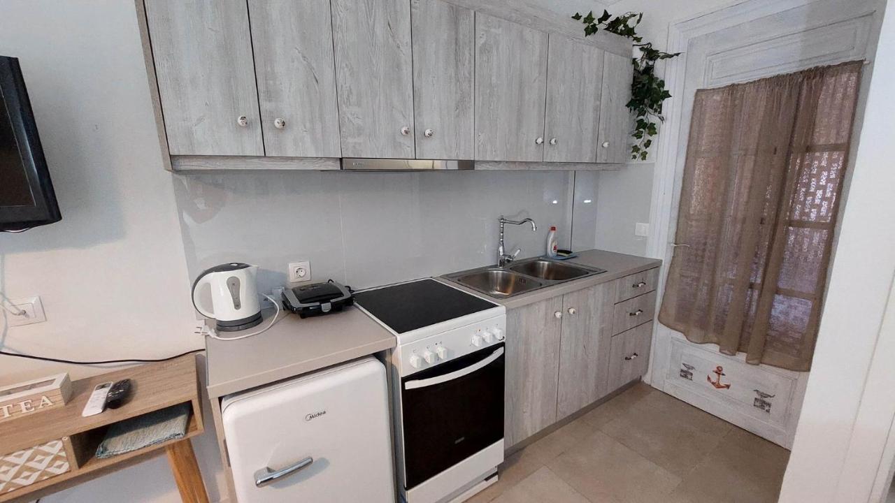 Nias Studio Apartment Perama  Exterior photo